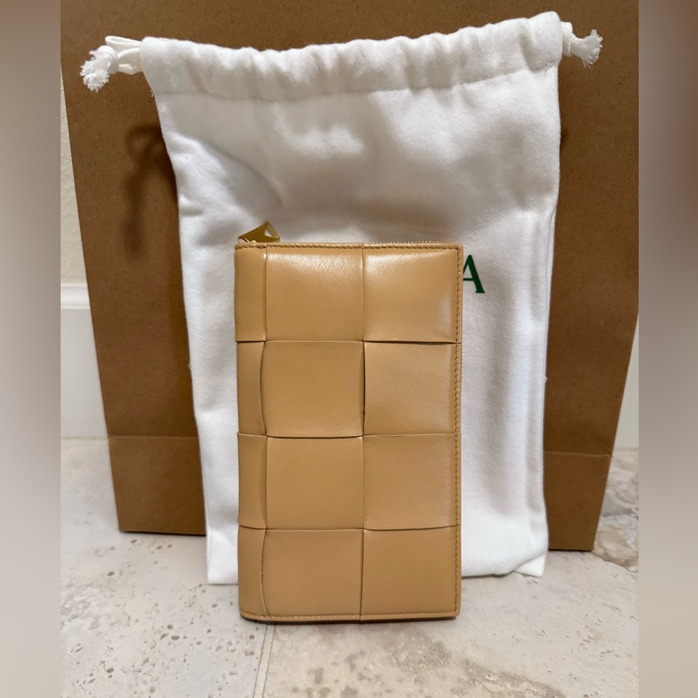NEW Bottega Venetia Intrecciato Weave Leather Zip Wallet Beige $1,000